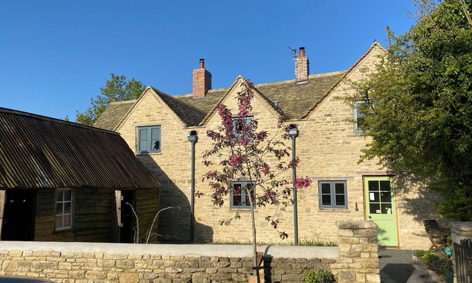Witney House | HIGH COGGES FARM HOLIDAY COTTAGES, pet friendly in Witney