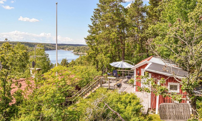 Tyreso O House | High, cozy cottage with a view of nature and the bay invites you to relax.