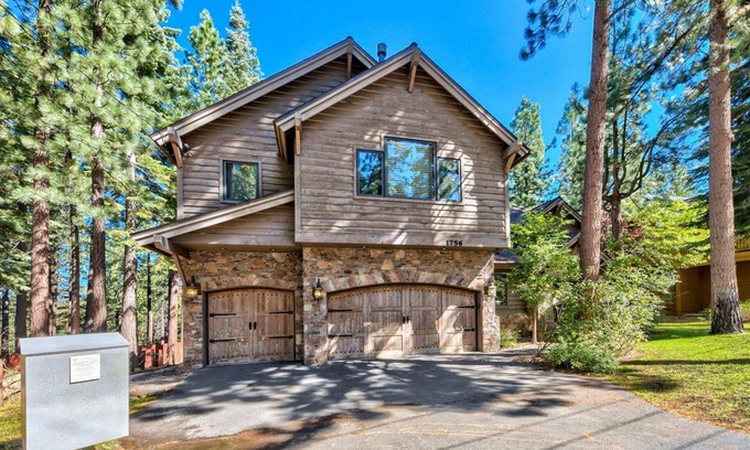 Montgomery Estates Cabin | High-end 5 Bedroom, Hot Tub, Game Room with Arcade and Foosball, Near Lake and Walk to Trails