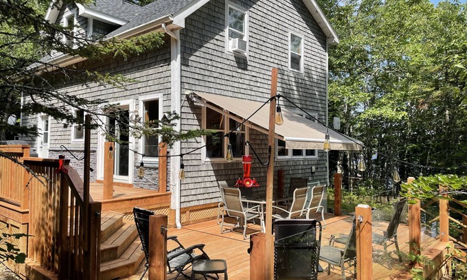 Smiths Corner House | High end cozy retreat ideal for large families with wood stove & large firepit