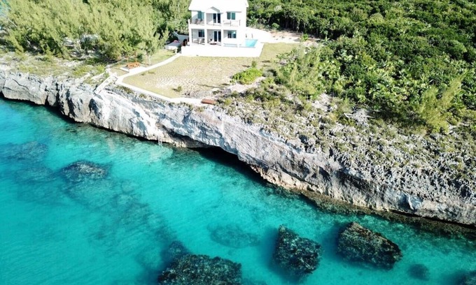 Governor's Harbour House | High-End Home- Top location-Large Pool, Generator, Snorkel-Cliff Jump-Kayak-SUP!