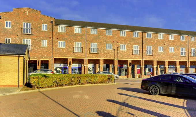 Cardington House | High End & Spacious Two Bedroom Apartment I Dedicated Parking I Great Location |
