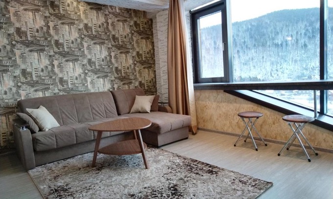 Listvyanka Apartment | High Floor Baikal Hill Apartment