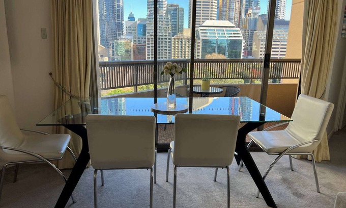 Darlinghurst Apartment | High Floor one bedroom apartment with park and city views