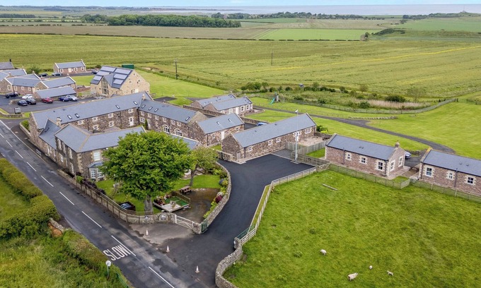 South Charlton Cottage | HIGH HEMMEL HOUSE, family friendly, with pool in Embleton