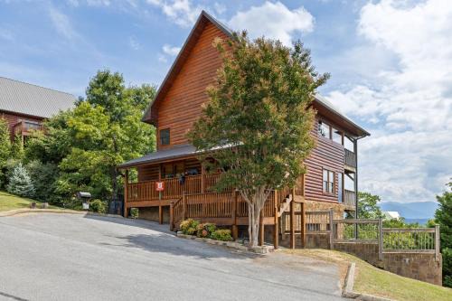 Gatlinburg - Pigeon Forge House | High Mountain Mist A Beautiful 4 Bedroom Cabin in Starr Crest Resort with hot tub and pool table