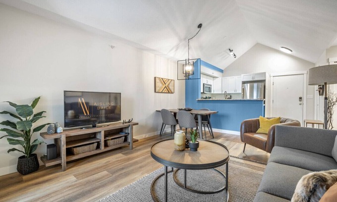 East Kootenay Condo | High Noon | Top Floor | Pool | Hot Tub | Gym