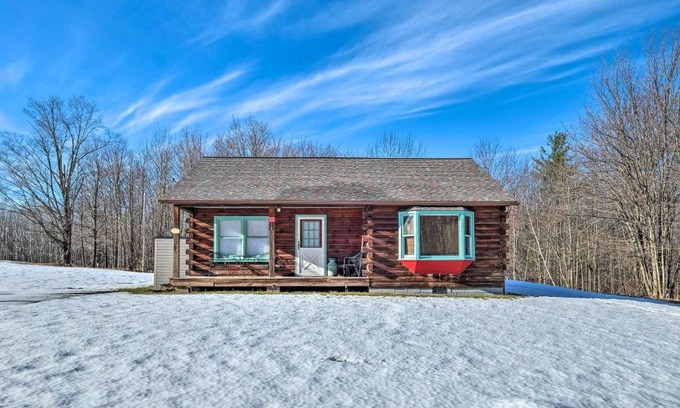 East Windham House | High Peak Heaven Cozy Log Cabin on 1 Acre!