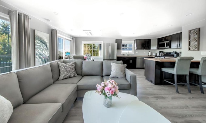 Riverview House | High Point Guesthouse - Next to Seattle Chinese Garden