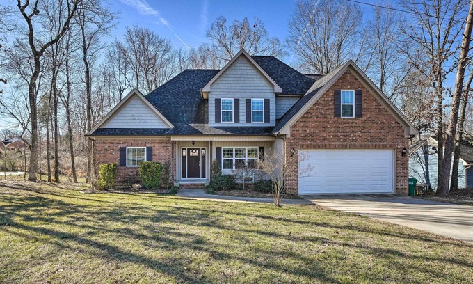 High Point House | High Point Home ~ 1 Mi to Oak Hollow Lake!