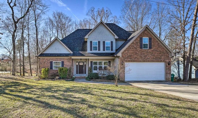 High Point House | High Point Home about 1 Mi to Oak Hollow Lake!