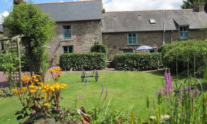 Gomene Cottage | High quality gite complex for up to 13 people.Spacious communal room Pool & WIFI