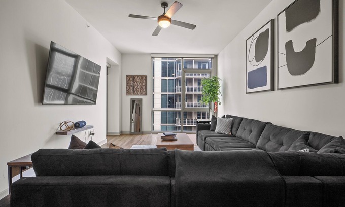 Uptown Apartment | High Rise 19th Floor Walk to AA Center No Cleaning Fee