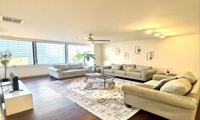 Downtown Dallas Apartment | High-Rise Apartment in Downtown Dallas w/Pool