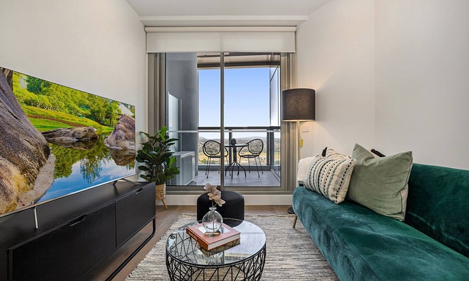 Moonee Ponds Apartment | High-Rise Balcony Unit with City Views, Gym, Pool