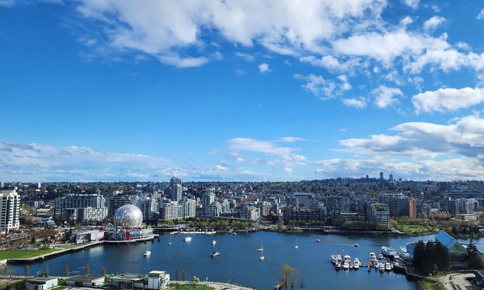 Strathcona Condo | High-Rise Condo with water View | Near Stadiums