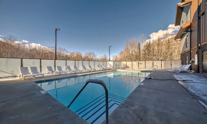 Dead Man's Flats Apartment | High rise Lux 2-B apartment near Canmore Banff-Pool -hot tub- gym -
