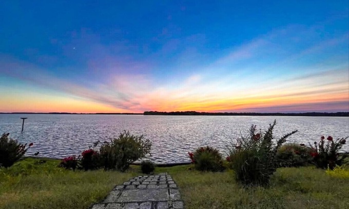 Valley Lee House | High River Bank with $1M Sunset View, 3 min to College