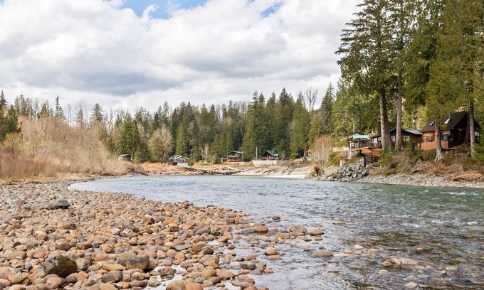 Gold Bar House | High River Haven: Cozy pet friendly riverfront cottage, a perfect couples retreat!