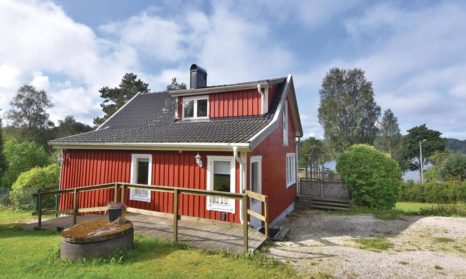 Katebol House | High situated cottage with panoramic view of lake Sannesjön.