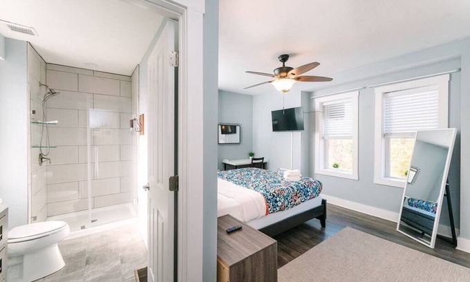 Manchester Apartment | High-Speed Internet - Parking - Washer & Dryer