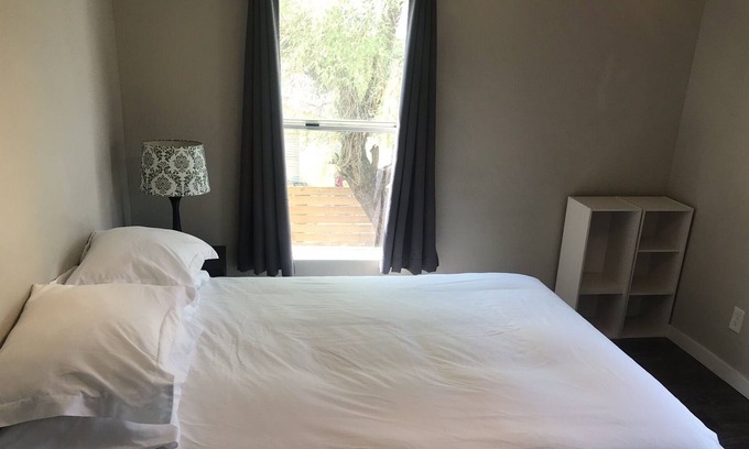 Governmental Mall Condo | High Speed WiFi - Clean, Simple and Central - 5 min from downtown