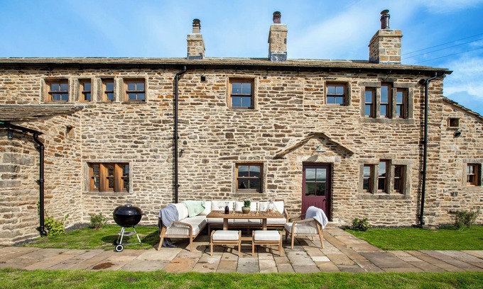 Sutton-in-Craven Cottage | HIGH STUBBING FARM, with hot tub in Cowling
