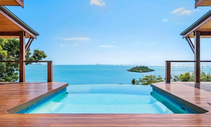 Cannonvale House | "High Tide" - Whitsundays Beachfront Accommodation