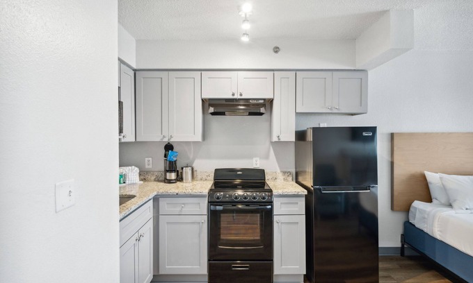 Fort Bay House | High Tides & Good Vibes! 2 Relaxing Units, Direct Access to Beach, Free Parking