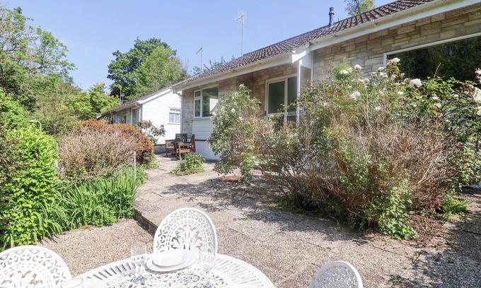 Lyme Regis House | HIGH TREES, pet friendly, country holiday cottage in Lyme Regis