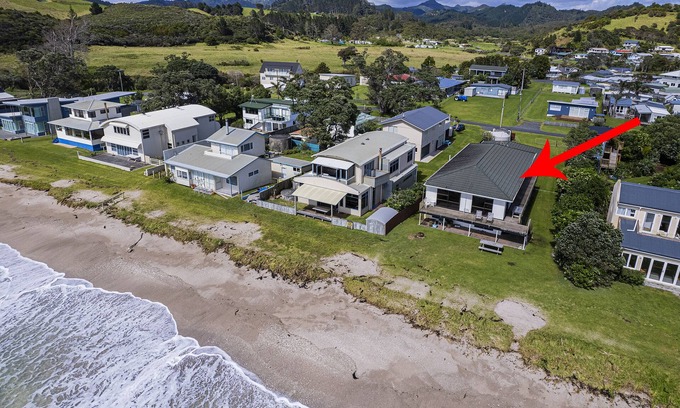 Oakura House | High Water Beach House, absolute beach front (large house, up to 13 people)
