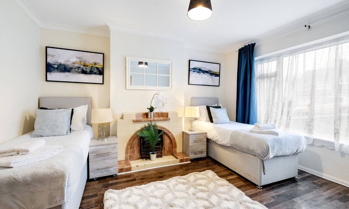 High Wycombe House | High Wycombe 4 Bedroom Home - Free Parking, WiFi, Garden