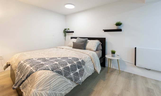 Humber Summit House | Highend Renovated Suite Fast Internet, Free Parking
