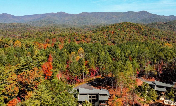 Ellijay Cabin | Higher Ground ~ Modern Cabin w/Heated Indoor Pool ~ Hot Tub ~ Fire Pit