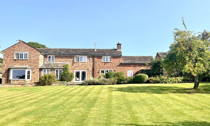 Macclesfield Cottage | HIGHER PARK FARM, pet friendly, with a garden in Alderley Edge