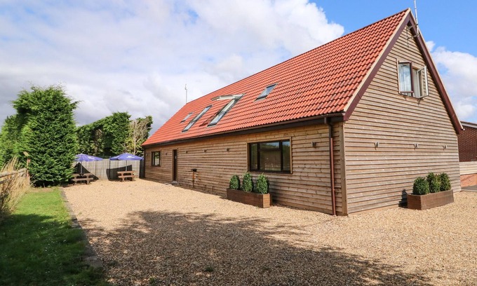 Wisbech Apartment | HIGHFIELD BARN, romantic, character holiday cottage in Upwell