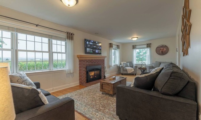 Ronks House | Highland Hideaway is located in Paradise, PA and just a short drive from Lancaster County's best tourist attractions, including the Amish Village, Cherry Crest Adventure Farms, Dutch Wonderland and Sight & Sound Theatre.