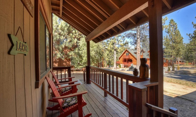 Eagle Mountain Estates Cabin | Highland House by Destination Big Bear : WiFi! HD Cable TV! Hot Tub! Fenced Yard! Propane BBQ!