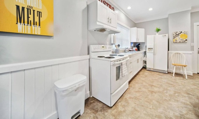 Highland Square Apartment | Highland Square 1 Bedroom Apt w Smart TV