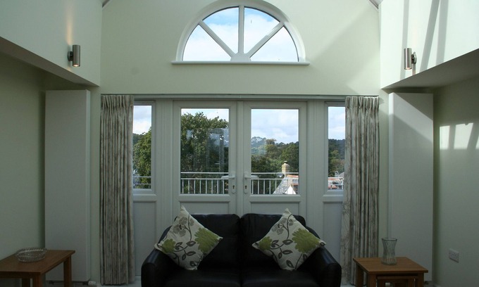 Shanklin Apartment | Highlands Apt 4 - balcony, sea views, balcony, free wifi + parking