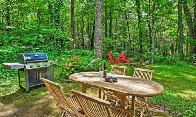Mirror Lake Cabin | Highlands Escape, 1 mile to town - Retreat to the Mountains to Relax