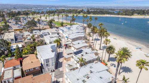 South Mission Beach House | Highly rated Best Beach! 3Bd 2Ba AC Luxury KING Beds!
