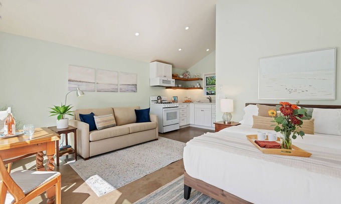 Montecito House | HIGHLY RATED! Comfortable Studio Cottage Walking Distance to Beach!