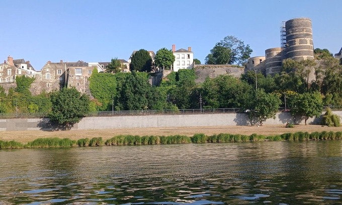 Downtown Angers Apartment | Highly sought-after neighborhood. T2 with parking.
