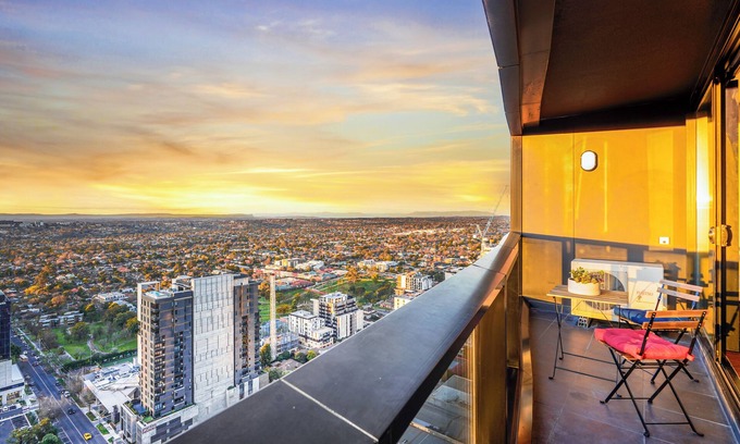 Box Hill Apartment | Highrise Skyline Spectacular View Luxury 2B2B1P