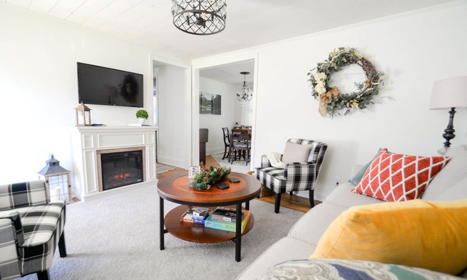 Hiawassee House | Hightower Haven, Romantic Getaway, Creek, Mountain View, Cozy Cottage, Fire pit