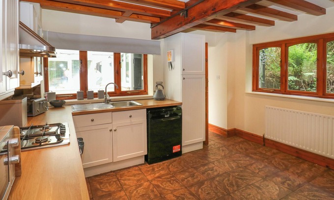 Hoylandswaine Cottage | Highwood Lodge