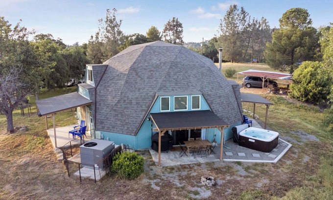 Yosemite Lakes House | Hikari Haven Dome - Hot Tub, BBQ, Planetarium, Loft, Yosemite!