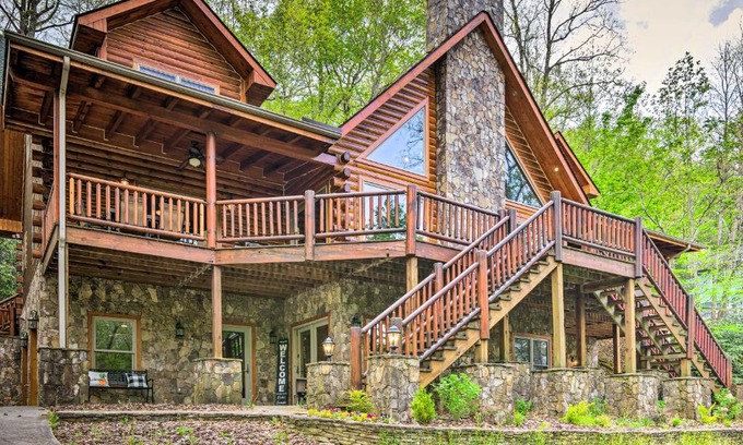 Burnsville House | Hike, Fish and Golf Burnsville Retreat with Deck!