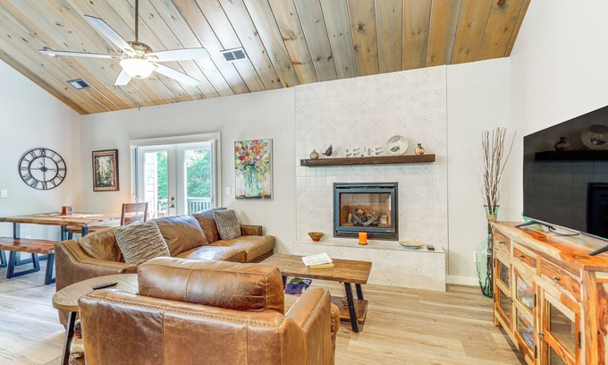 Tarheel House | Hike, Fish & Kayak: Murphy Gem w/Deck & Fire Pit